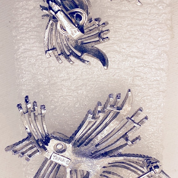 Trifari Brooch with matching Earrings - Picture 5 of 7